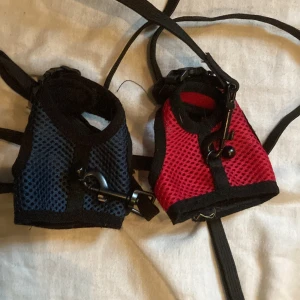 Rått sele - Två stycken små djurs sele  Har använd dem 1 gång till mina råttor  Kan säljas tillsammans  Kontakta mig om du är 95 för båda eller 50 för 1 intresserad eller fler bilder 
