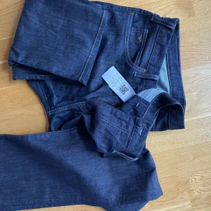 Armanijeans - Ett par armanijeans (regular fit) navy blue, användna 1 gång. W36 men sitter lite mindre.   