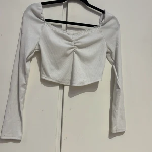 Topp/längarmad - Bra skick! Sälj pga inte kommit till användning köptes i december 🤍
