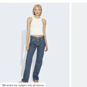 Low straight waist Jeans från bikbok  - Lågmidjade jeans från bikbok strl 28 längd 30, använda 3 gånger säljer pågrund av att jag inte använder. 