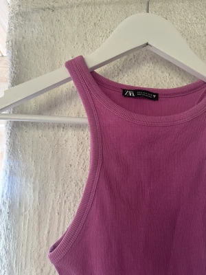 Topp - Fint lila linne från zara. Lite kortare i modellen, fint skick  Kan kombineras med det gula linnet längre ner för 70 kr för båda. 💛💜