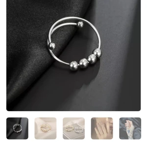 Ringar - En stressring i silver. Beställde tre men fick fem så säljer dem två❤️