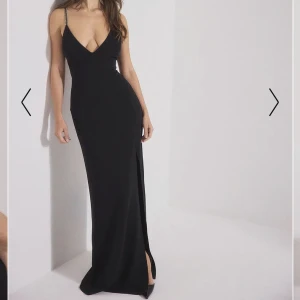 Maxiklänning - Säljer denna jättefina klänning från NA-KD. Använd endast 1 gång! Slutsåld på hemsidan. Originalpris 649