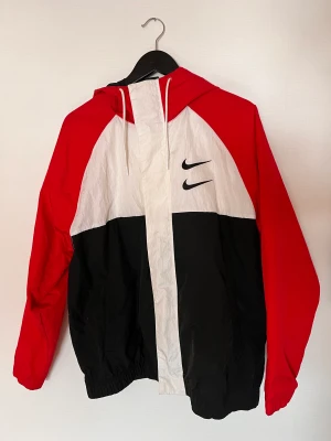 Nike Swoosh vårjacka - Nike Swoosh vår/höst-jacka. Mycket bra skick inga skador eller fläckar så vitt jag vet. Nypris ca 800 kr.
