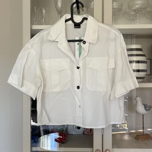 Skjorta - Snygg skjorta i kortare modell från Gina Tricot, lappar kvar🤍