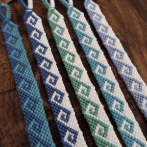 Armband - Är du sugen på skräddarsydda armband där du får välja färger och mönster? Då har du kommit rätt✨✨ kolla in min sida för mer alternativ 