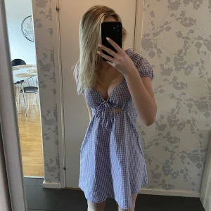 Sommarklänning - Dne perfekta sommarklänningme i ett tunt matrial🌟. Den är vit, lika randig samt Justerbart knute där fram. Den har även dragkedja på sidan. (Jag är 166cm) 