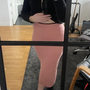 Rosa kjol från Carin Wester  - Rosa kjol från Carin wester, aldrig använd. Prislappen är kvar. Storlek s. Pris 100 kr 