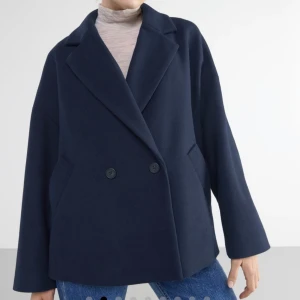 Lindex kappa marinblå - Superfin mörkblå kappa från Lindex som passar perfekt nu till våren. Helt ny med prislapp kvar, nypris 1139kr. Storlek M men passar också S 🥰🥰 