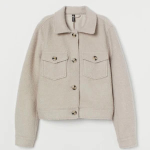 H&M Ulljacka - En kortare och boxig jacka i ullblandning från H&M. Perfekt som vårjacka! Knappt använd. Storlek L men passar mig som brukar pendla mellan S och M. I färgen ”greige”. 