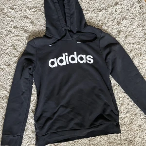 Hoodie Adidas - Storlek M junior så skulle säga en S eller 160. 