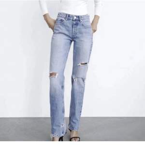 Så snygga zara jeans som är midrise, aldrig använda och i nyskick!! Slutsålda på hemsidan🤍 köp gärna med köp nu!!