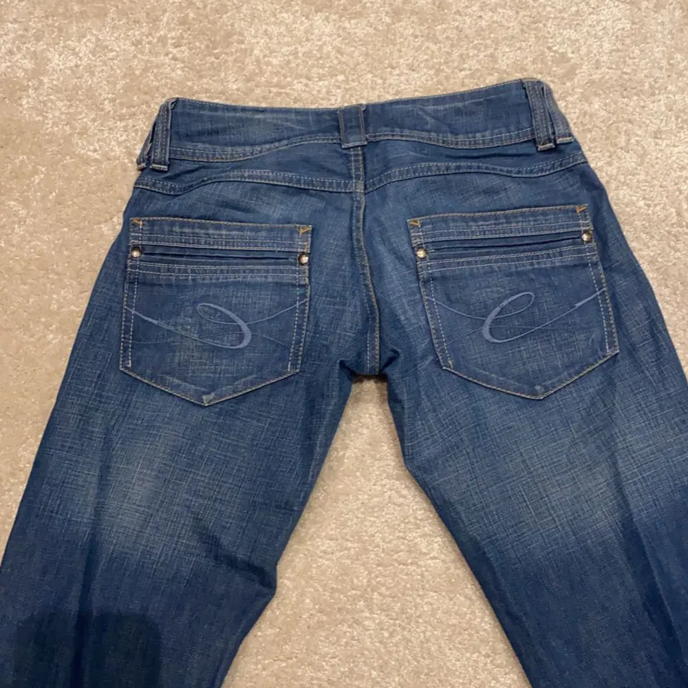 Lågmidjade jeans med så fina detaljer men som tyvärr är för små för mig. De är bootcut och har så fin tvätt.  Midjemåttet är ca 37 cm men de är rätt stretchiga. Innerbenslängden är 82 cm 💗 Kom privat vid frågor 💞💞. Jeans & Byxor.