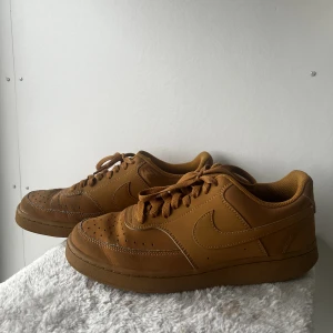 Nike air force 1 bruna mocka - nike air force 1 bruna mocka, köpa på plick, använda 4 gånger! Märke finns kolla bild två! 