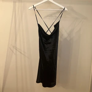 Silkes klänning - Jättefin kort silkesklänning från H&M i storlek 40. Aldrig använd med prislapp kvar!