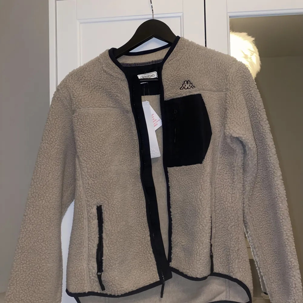 Säljer denna fina fleece jacka med märket kappa. Storlek XS, helt ny aldrig använd❤️. Jackor.