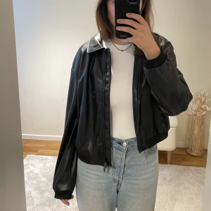 Jacka Zara - Populär PU jacka från Zara som tyvärr ej kommer till användning för mig 🤍 Så snygg och i väldigt bra skick. 