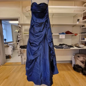 Balklänning  - Balklänning i mörkblå skimrande polyester Stl xs (ca 34) 