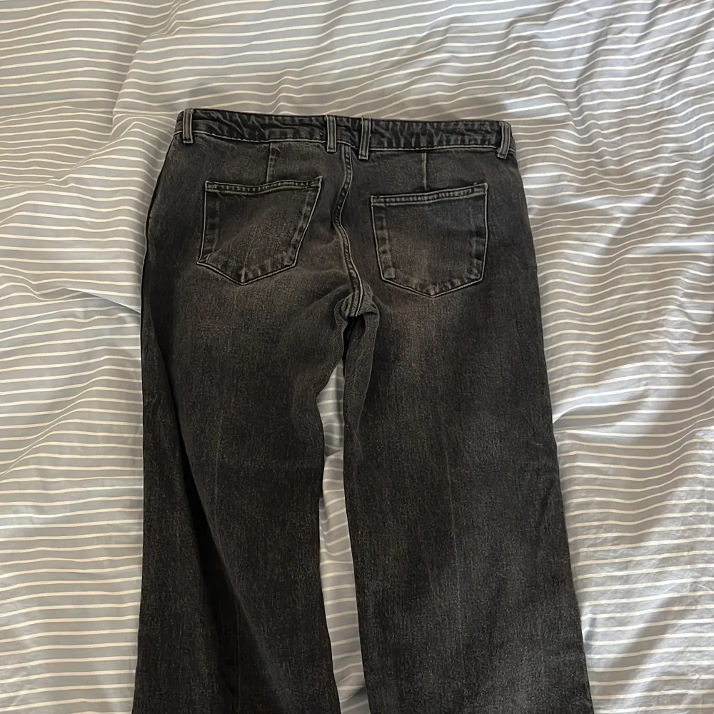 Trendiga gråa zara jeans, strlk 40 men sitter bra på mig som har strl 36 annars. Har klippt av en liten bit längst ner då de var för långa. Är 169 för referens❤️. Jeans & Byxor.