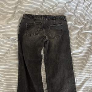 Trendiga gråa zara jeans, strlk 40 men sitter bra på mig som har strl 36 annars. Har klippt av en liten bit längst ner då de var för långa. Är 169 för referens❤️