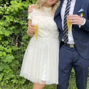 Studentklänning - Säljer min superfina studentklänning från Ida Sjöstedt strl 36 🤍☀️🍃🌸💐