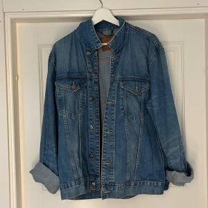 Jeansjacka - Jeansjacka i nyskick, använd endast fåtal gånger. Ser något mörkare ut på bild. 
