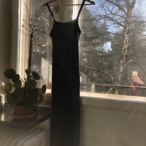 Djerf Avenue Daily Midi Dress black - Helt oanvänd klänning från Djerf Avenue som inte säljs längre.  Deras beskrivning: Favorite tank-top i klänningversion - en lightweight svart klänning som inte är för tight eller för lös, gjord i mjukt lyocell. 