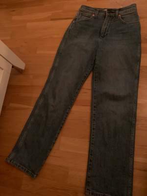 Mörkblåa jeans de ser ut som gråa på bilden 💙W25 L32, vill säga att de passar mig i längden som är mer än 150cm! Köpta för 150kr