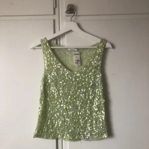 Linne med paljetter - Såå fint linne köpt second hand med prislappen kvar så aldrig använd. Fattar lite paljetter här och där men inget man tänker på. Köpt för 175 säljes för 135