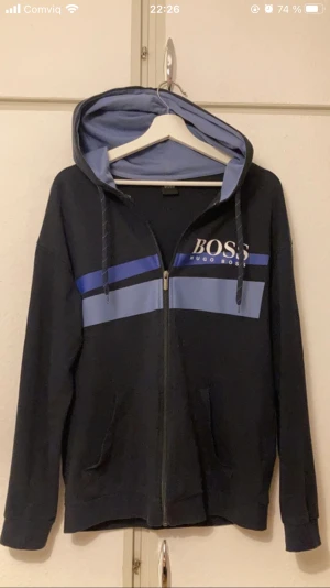 Mörkblå Hugo Boss sweatshirt - Bra skick, använd några gånger. 