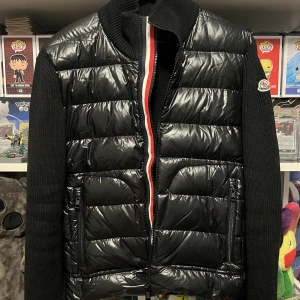 Moncler Tricolor Cardigan - Svart cardigan i skicket 8/10. Storleken är small.