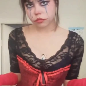 Spets Body - En svart spets-body med ärmar till armbågen som är fin att ha under tröjor eller klänningar. Det knäpps nedtill med knappar 🖤