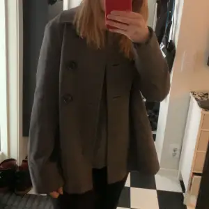 Jätte söt grå kappa med Gina detaljer, stl 38💗 köpt second hand men i jätte bra skick!