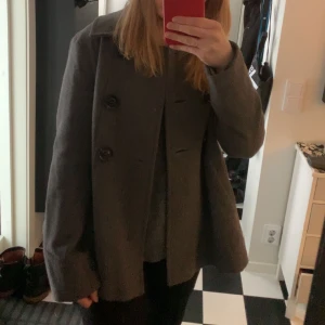 Kappa - Jätte söt grå kappa med Gina detaljer, stl 38💗 köpt second hand men i jätte bra skick!