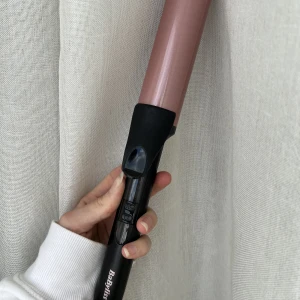 Babyliss locktång  - Säljer denna BaByliss locktång ”rose quartz curing tong” då den inte fungerar för mig. Endast använd 1 gång men tyvärr slängt kartongen då jag trodde den skulle funka för mitt hår!  Denna är tjockare och den är på 38mm.  Kostar i vanliga fall 529kr 