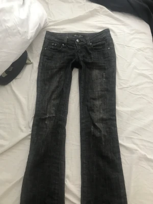 Lowwaisted jeans  - Säljer nu mina favorit jeans då de är för små för mig nu de är låg midjade och mer wide i benen och har så coola detaljer som döskallar och fina detaljer på fickorna☠️ tryck inte på köp nu