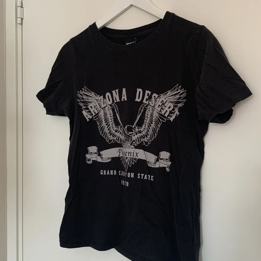 Säljer denna ur snygga t-shirt från Gina tricot. Knappast använd så är i väldigt bra skick! Säljer för 75kr + frakt! Skriv privat om ni önskar fler bilder 🥰💕. T-shirts.