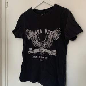 Säljer denna ur snygga t-shirt från Gina tricot. Knappast använd så är i väldigt bra skick! Säljer för 75kr + frakt! Skriv privat om ni önskar fler bilder 🥰💕