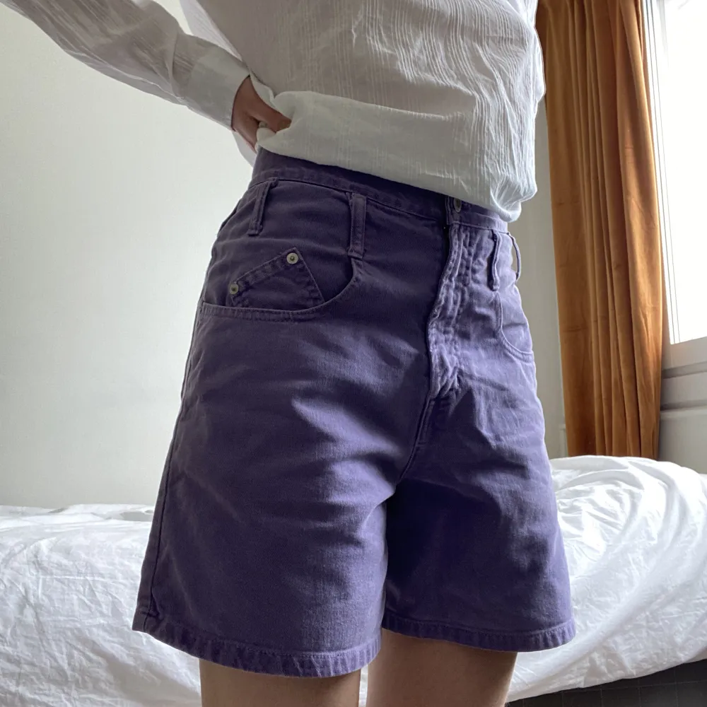 Lila shorts med stor volym, använt men fint skick!. Shorts.