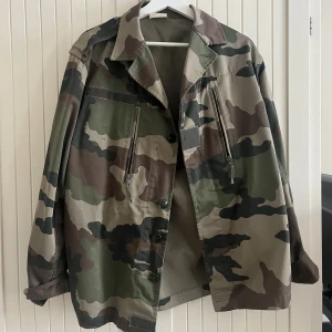 Tunn militärjacka  - Tunn militärjacka, perfekt för våren !! 