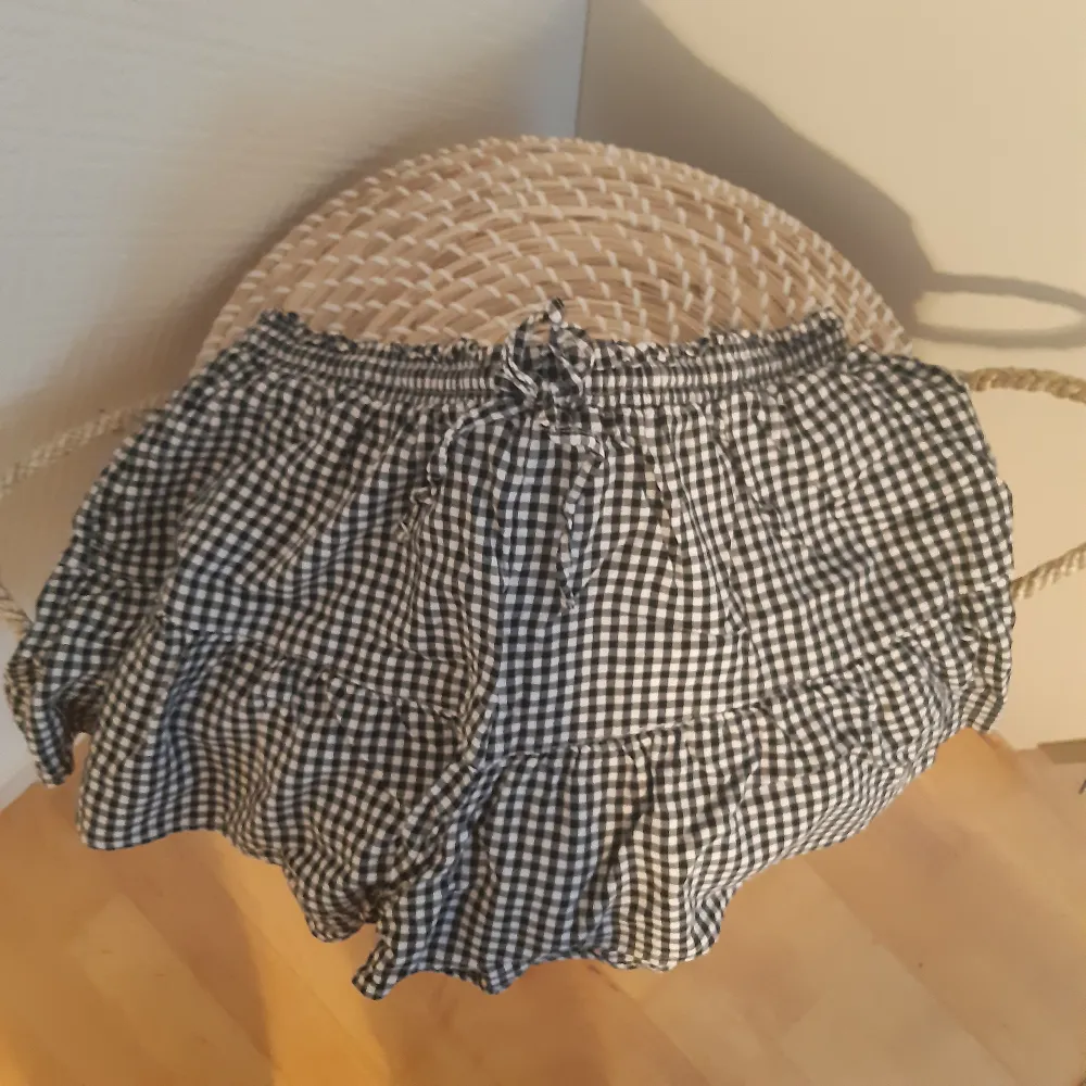 Söta rutiga skjorts som nästan ser ut som ej kjol när dom är på. Stl L men passar mig som har S. 75 kr + 66 kr frakt. Shorts.