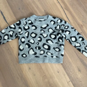 Leopard tröja - Säljer denna jättefina tjocktröjan i bra kvalite