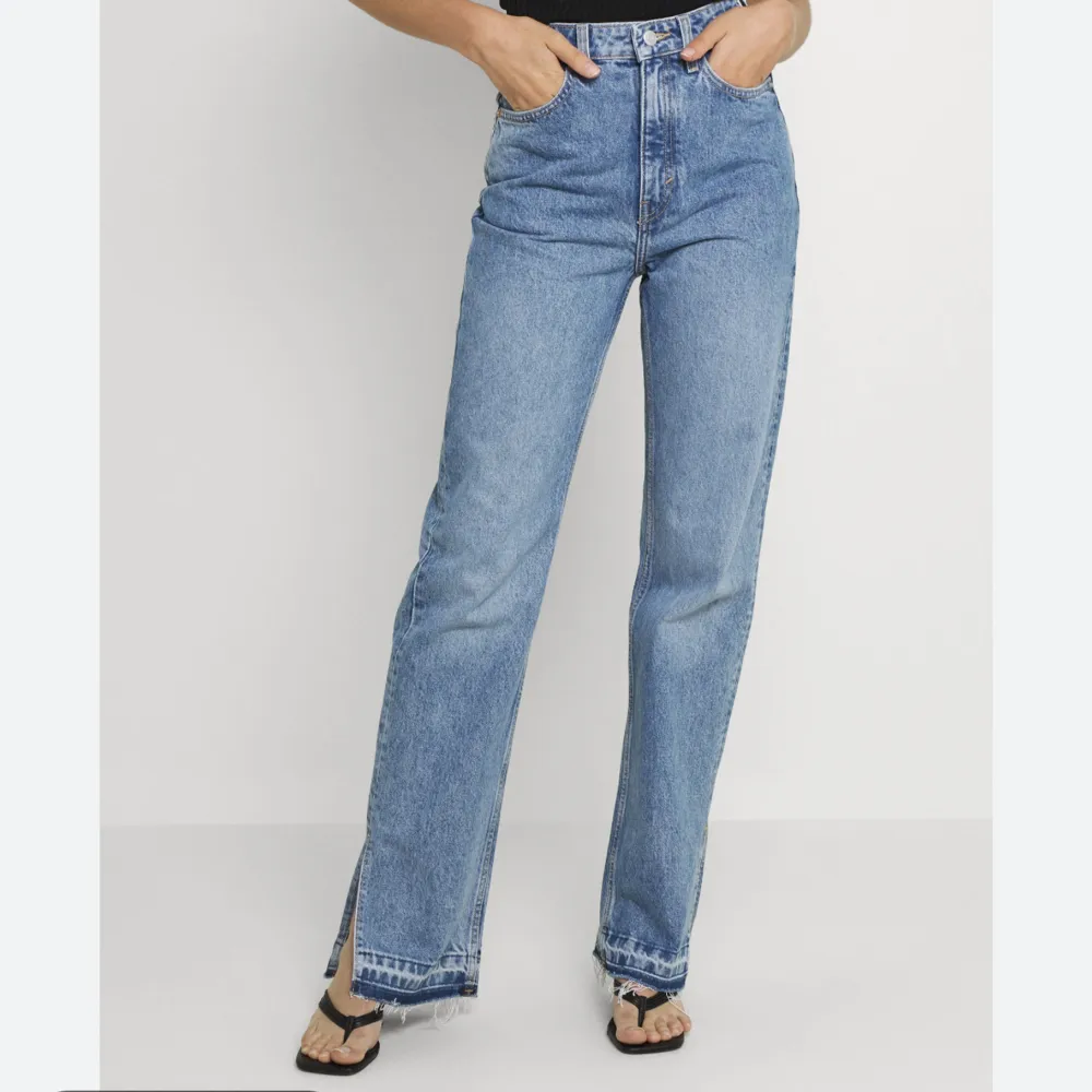 Weekday rowe jeans med slit Storlek 27. Jeans & Byxor.