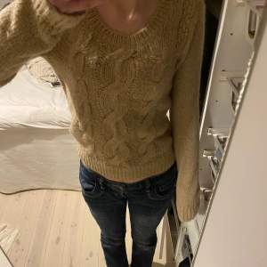 En så fin stickad tröja i en beige färg❤️kan mötas upp i Stockholm annars ingår inte frakten i priset❤️