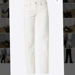 Vita jeans från weekday i modellen ARROW, lågmidjade ☺️ Storlek: W27 L32 Fint skick, inga fläckar !