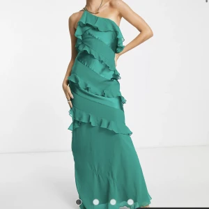 Balklänning  - Säljer denna populära, slutsålda klänningen från Asos i storlek 34. Den är helt oanvänd (endast testad) och säljer då den inte kändes rätt för mig och tiden för returen har gått. Köpt för 960kr. Hör av er för egna bilder hur den sitter på 🧚🏼