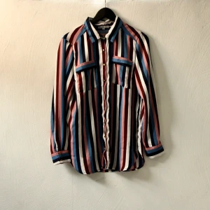 Shorta - Randig clown Shorta som saknar en knapp