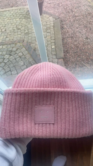Akne mössa - Jag har valt att sälja min fina akne mössa som jag köpte 2019, väl använd men i bra skick!💞