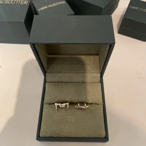 Maria nilsdotter ring - Säljer två ringar från Maria nilsdotter. ”Jaw lower ring” och ”jaw upper ring”. Storlek 16. Väldigt bra skick.  Nypris ”jaw upper ring”: 1795 Nypris “jaw lower ring”: 1495 Tillsammans: 3290 Säljer båda för 2700. Inga skambud och tänker ej byta mot något!