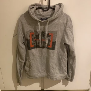 Hoodie - Fil hoodie storlek L grå lite liten i storleken som ni kanske ser men väldigt skön 
